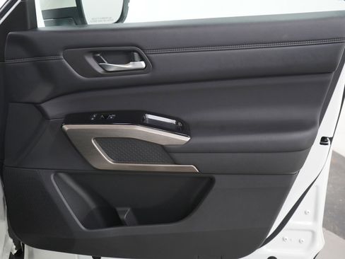 Used 2024 Nissan Pathfinder Platinum AWD/4WD image 9