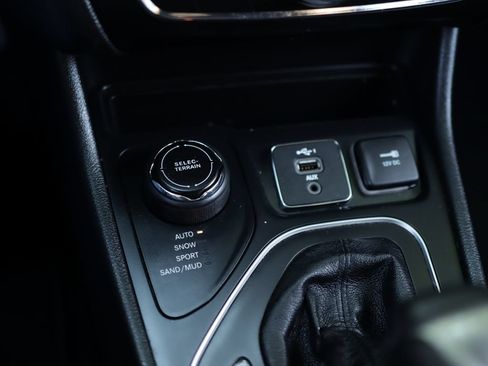 Used 2020 Jeep Cherokee Latitude Plus AWD/4WD image 17