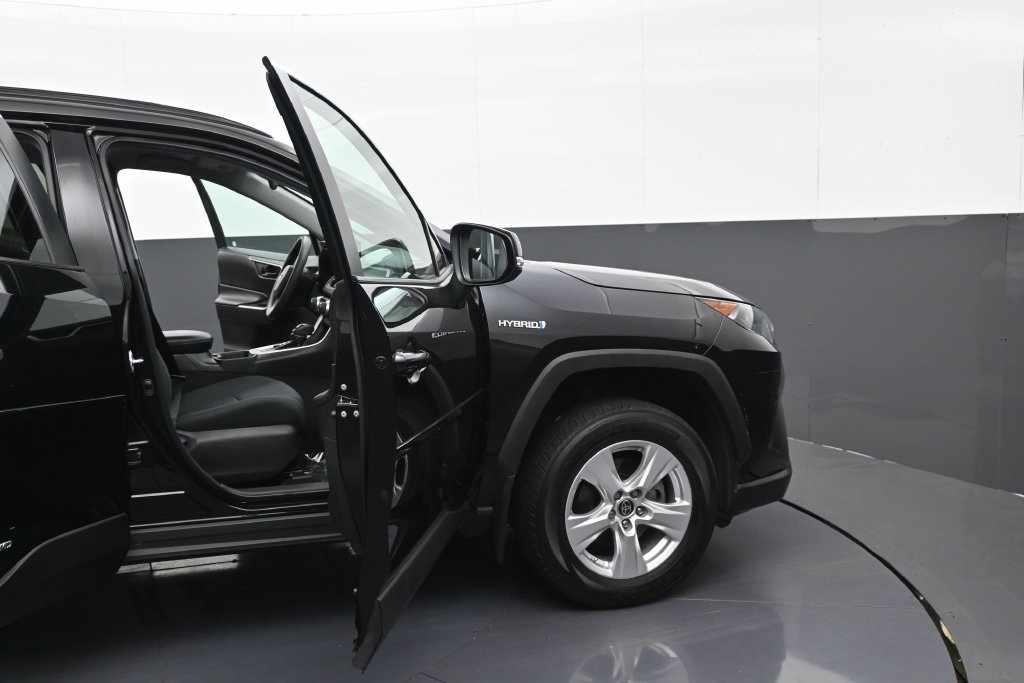 Used 2021 Toyota RAV4 LE AWD/4WD image 9
