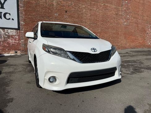 Used 2017 Toyota Sienna SE image 2