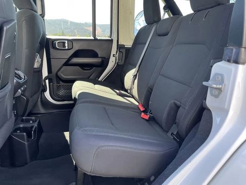 Used 2018 Jeep Wrangler Unlimited Sahara image 16