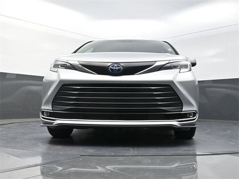 Used 2023 Toyota Sienna XLE image 18