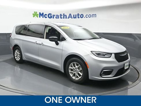 Used 2024 Chrysler Pacifica Touring-L image 2