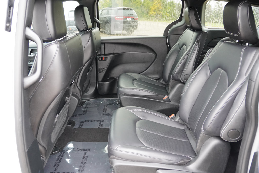 Used 2024 Chrysler Pacifica Limited FWD image 17