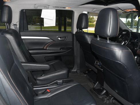 Used 2019 Toyota Highlander XLE image 19