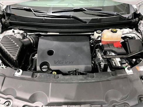 Used 2022 Chevrolet Traverse LS FWD image 11