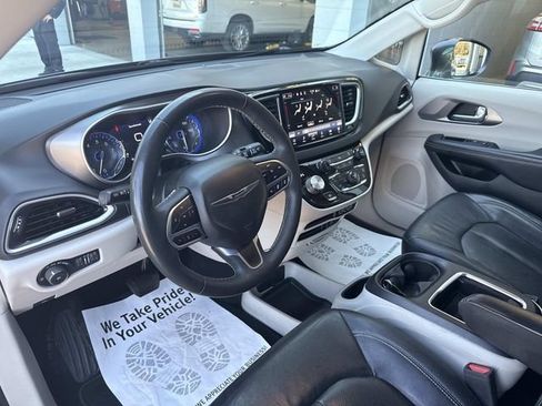 Used 2022 Chrysler Pacifica Touring-L FWD image 47