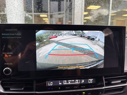 Used 2025 Toyota Sienna XLE image 26