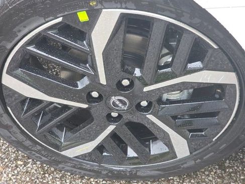 New 2025 Nissan Versa SR w/ Trunk Package image 19