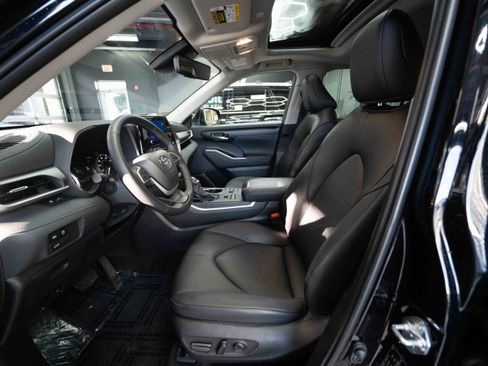 Used 2025 Toyota Highlander XLE image 9