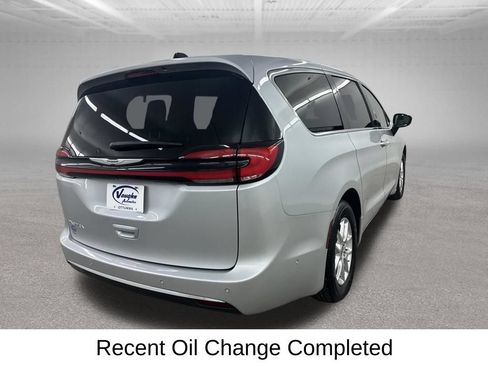 Used 2024 Chrysler Pacifica Touring-L FWD image 15