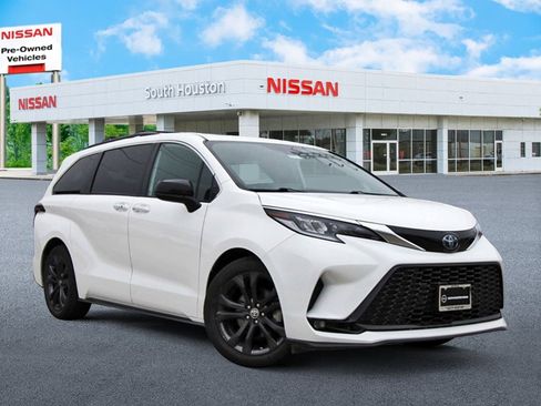 Used 2023 Toyota Sienna XSE image 1