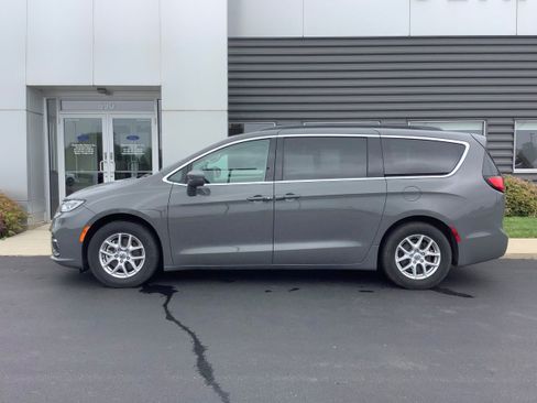 Used 2022 Chrysler Pacifica Touring-L FWD image 2
