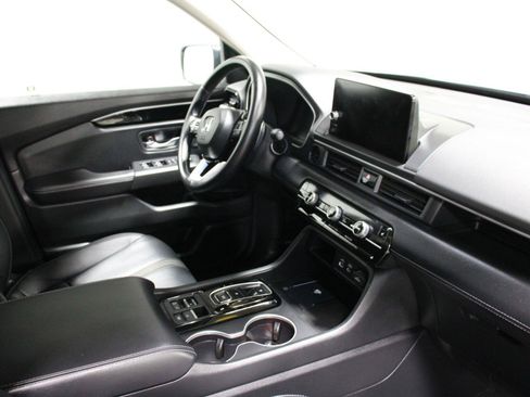 Used 2025 Honda Pilot Touring image 8