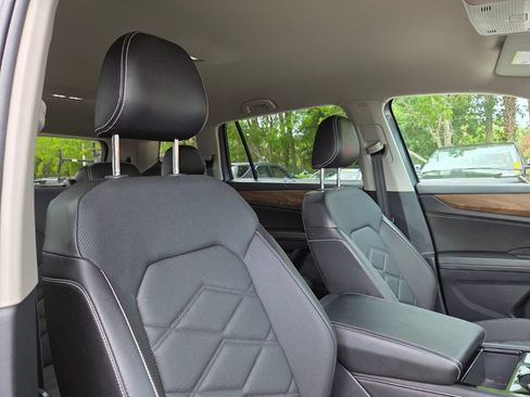 Used 2024 Volkswagen Atlas SE FWD image 12