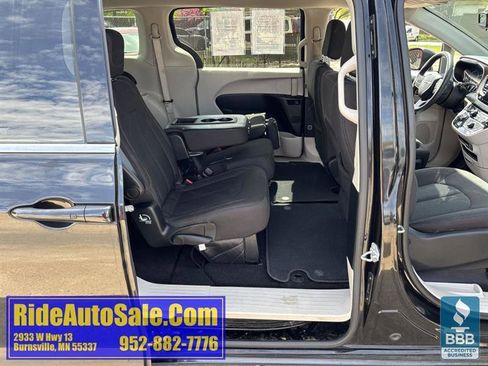 Used 2017 Chrysler Pacifica Touring w/ Tire & Wheel Group FWD image 17
