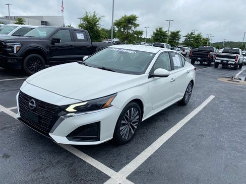 Used 2023 Nissan Altima 2.5 SV FWD image 3