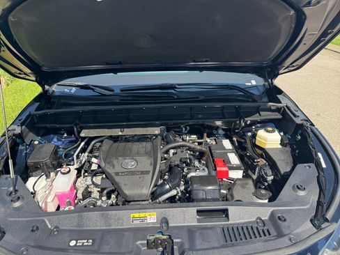 Used 2025 Toyota Highlander LE FWD image 34