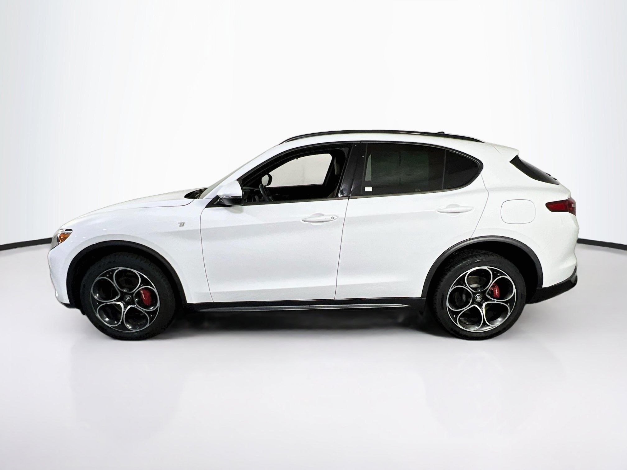 Used 2022 Alfa Romeo Stelvio Ti AWD/4WD image 8