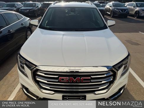 Used 2024 GMC Terrain SLT AWD/4WD image 2