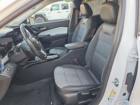 Used 2025 Chevrolet Trax LT w/ LT Convenience Package FWD image 25