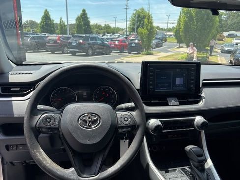 Used 2019 Toyota RAV4 LE FWD image 13