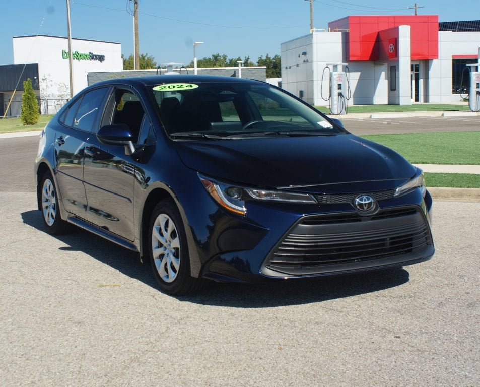 Used 2024 Toyota Corolla LE FWD image 2