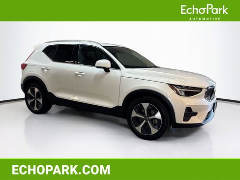 Used 2025 Volvo XC40 B5 Core image 1
