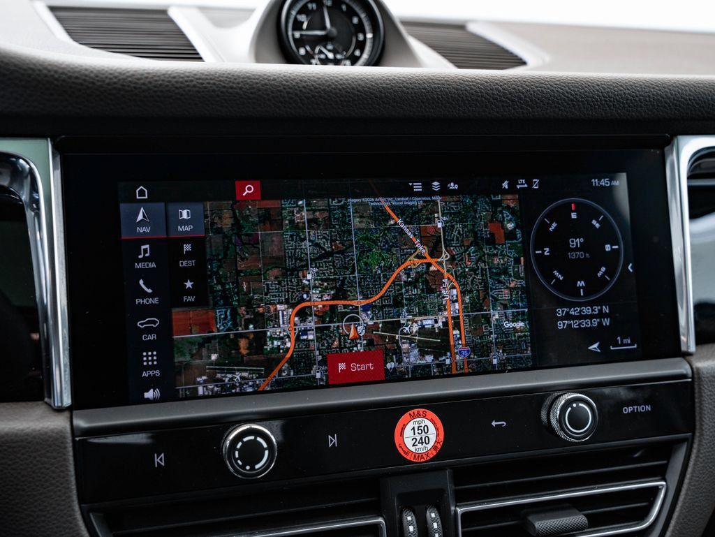 Certified 2025 Porsche Macan AWD/4WD image 32