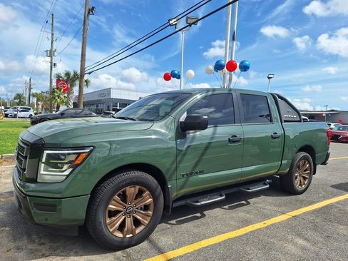 Used 2024 Nissan Titan SV w/ SV Bronze Edition Package image 9