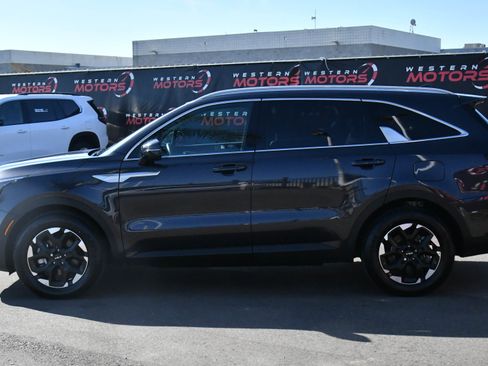 Used 2025 Kia Sorento S w/ Panoramic Sunroof Package image 4