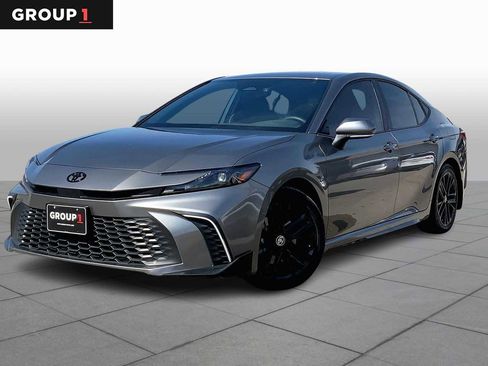 Used 2025 Toyota Camry SE w/ Convenience Package image 1