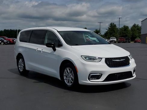 Used 2024 Chrysler Pacifica Touring-L FWD image 2
