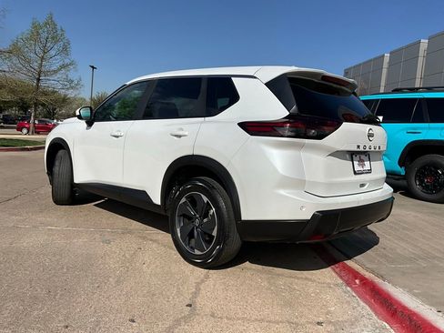 Used 2025 Nissan Rogue SV image 8