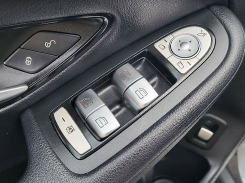 Used 2019 Mercedes-Benz GLC 300 w/ Premium Package image 8