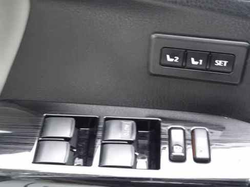 Used 2018 Toyota RAV4 Limited AWD/4WD image 9