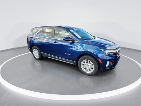Used 2023 Chevrolet Equinox LT image 2
