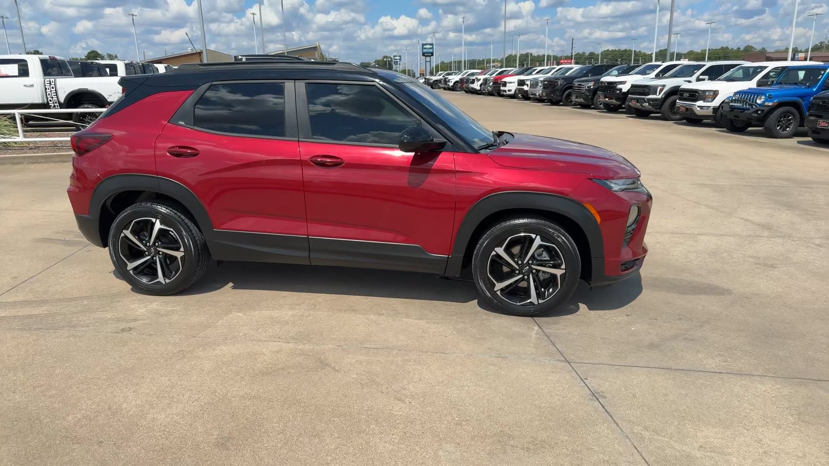 Used 2021 Chevrolet TrailBlazer RS w/ Technology Package FWD image 2