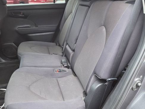Used 2021 Toyota Highlander LE AWD/4WD image 14