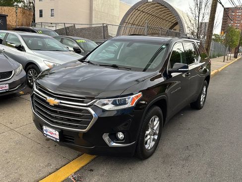 Used 2021 Chevrolet Traverse LT image 3
