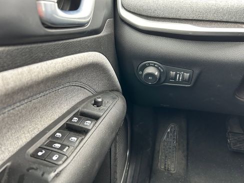 Used 2024 Jeep Compass Latitude w/ Altitude Special Edition AWD/4WD image 18