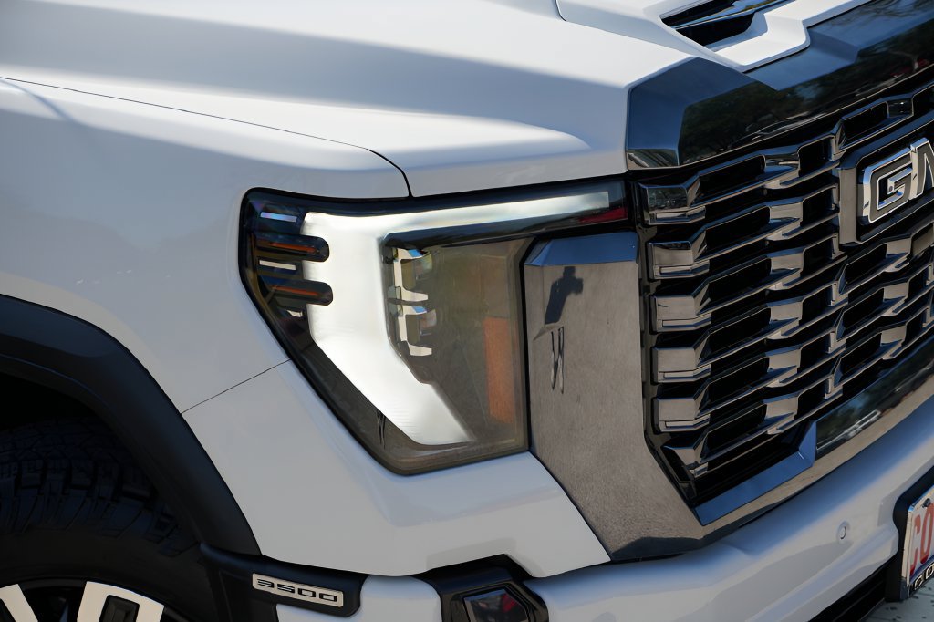 Used 2024 GMC Sierra 3500 Denali Ultimate AWD/4WD image 2
