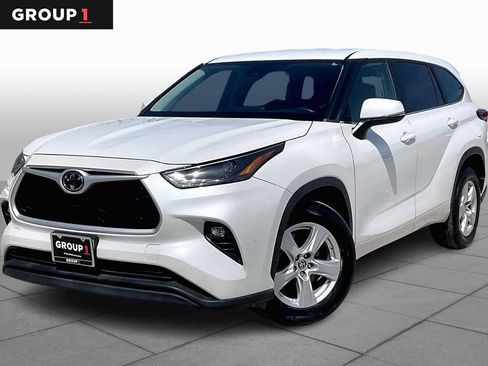 Used 2023 Toyota Highlander LE image 1