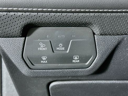 Used 2025 Volkswagen Atlas Cross Sport SE FWD image 17