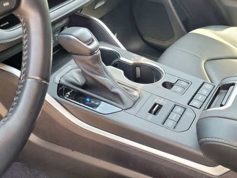 Used 2022 Toyota Highlander XLE AWD/4WD image 19