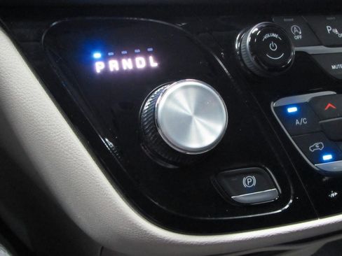 Used 2024 Chrysler Pacifica Touring-L FWD image 31
