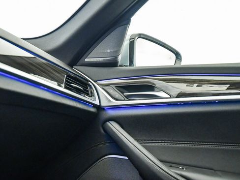 Certified 2022 BMW 530e w/ Premium Package image 25