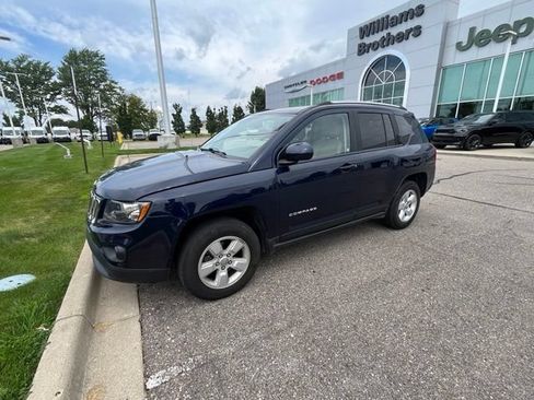 Used 2017 Jeep Compass Latitude FWD image 2