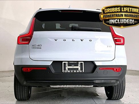 New 2026 Volvo XC40 B4 Core w/ Climate Package FWD image 7