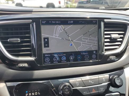 Used 2018 Chrysler Pacifica Touring-L Plus FWD image 14